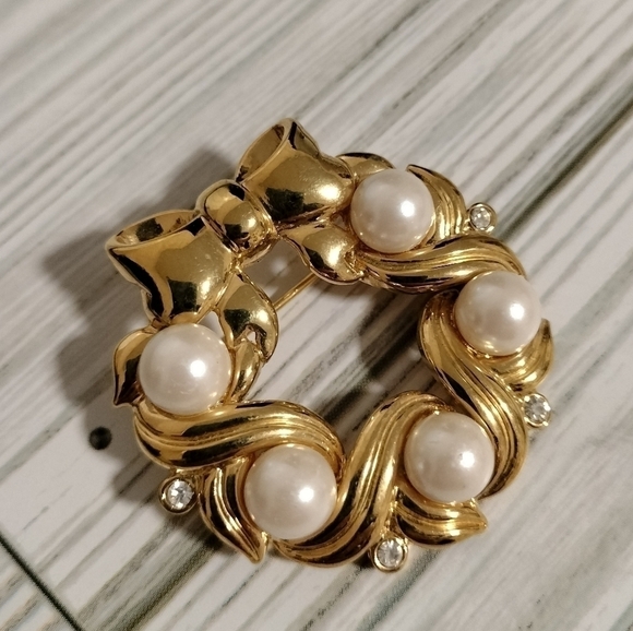 Marvella Brooch Gold Toned Metal Wreath w/ Bow Crystals and Faux Pearls Pin - Picture 1 of 10